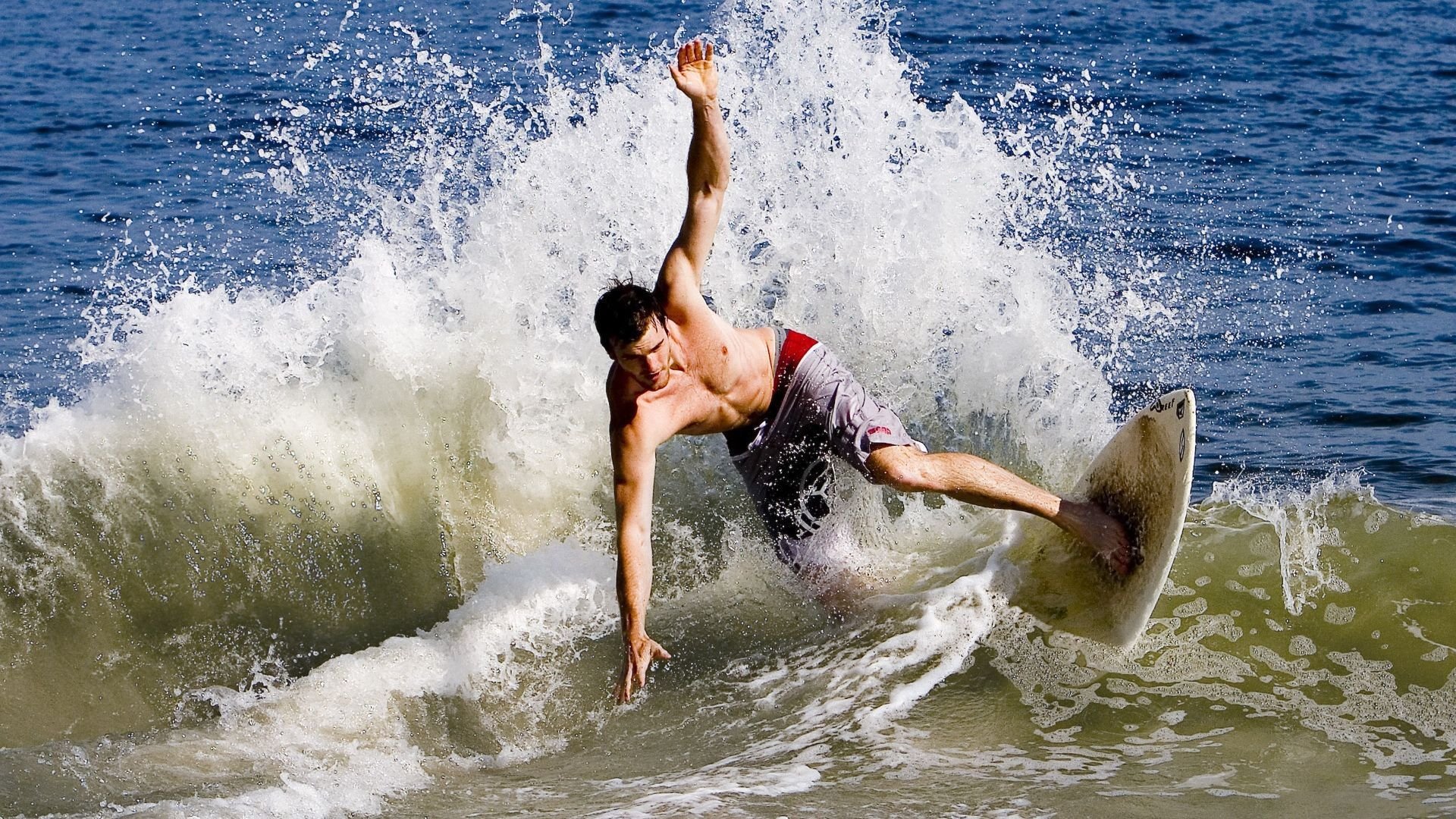 开云官方-墨西哥队后卫佩雷斯在巴黎奥运会上表现出色，墨西哥洛佩斯